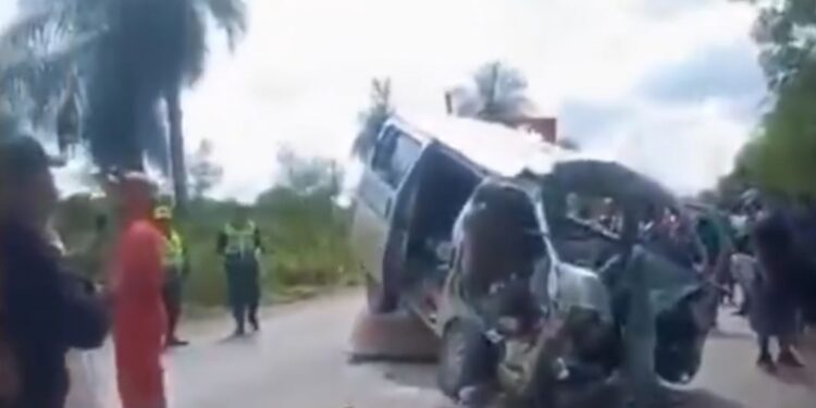 Πολύνεκρο τροχαίο στη Βολιβία: Έντεκα νεκροί και τέσσερις τραυματίες σε λεωφορείο που οδηγούσε έφηβος και προσέκρουσε σε δέντρο