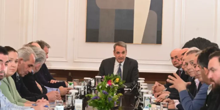 Συνάντηση Μητσοτάκη με αγρότες από 14 μπλόκα: Τα επιπλέον μέτρα που θα ανακοινώσει