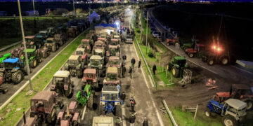 Η Συντονιστική στο μπλόκο Νίκαιας προτείνει την κλιμάκωση με συλλαλητήριο στην Αθήνα - Αποβλήθηκαν οι 2 «πρόθυμοι»