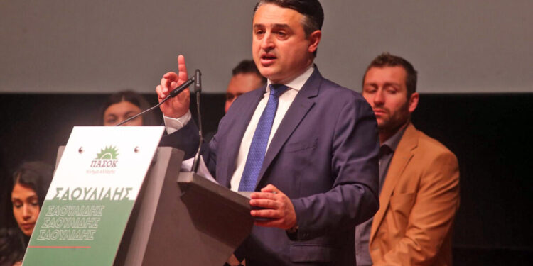 Ο Αντώνης Σαουλίδης από το ΠΑΣΟΚ στο πλευρό πλέον του Αλέξη Τσίπρα