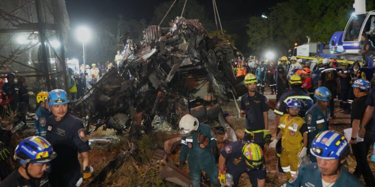 Πολύνεκρο δυστύχημα στην Ταϊλάνδη: Γερανός έπεσε πάνω σε κινούμενο τρένο - 32 νεκροί