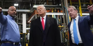 Ο Τραμπ "χτύπησε" πάλι: Άσεμνη χειρονομία κατά διαμαρτυρόμενου εργαζομένου σε εργοστάσιο της Ford