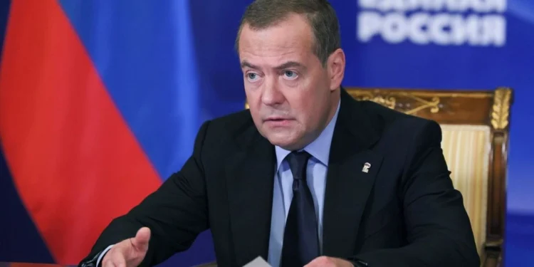 Ειρωνική δήλωση Μεντβέντεφ: «Τραμπ κινήσου γρήγορα γιατί οι Γροιλανδοί μπορεί να επιλέξουν την Ρωσία»