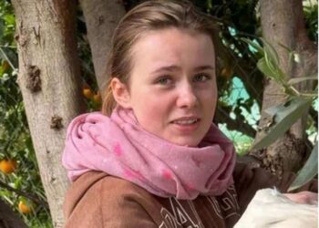 Νέες μαρτυρίες φτάνουν στα χέρια των Αρχών για την 16χρονη Λόρα που έφυγε από το σπίτι της στην Πάτρα, πριν από 8 ημέρες και παραμένει αγνοούμενη. Όπως έγινε γνωστό το βράδυ της Πέμπτης (15/1), η νεαρή κοπέλα φέρεται να εθεάθη σε καφετέρια στη Βάρη. Σύμφωνα με το MEGA, μία κοπέλα που μοιάζει πολύ με την Λόρα, πήγε στην καφετέρια της Βάρης και ζήτησε τον κωδικό του WiFi, μιλώντας αγγλικά. Το κορίτσι έφυγε τρέχοντας από το σημείο, μόλις είδε να μεταδίδεται στην τηλεόραση ένα ρεπορτάζ για την εξαφάνιση. Λίγο αργότερα έφτασε η Αστυνομία. Από το κατάστημα, έχουν παραδώσει στην Αστυνομία το υλικό από τις κάμερες, το οποίο εξετάζεται για να διαπιστωθεί αν πρόκειται όντως για την 16χρονη Λόρα. Από τον Οκτώβριο σχεδίαζε την εξαφάνισή της Όπως προκείπτει από την αστυνομική έρευνα, το νεαρό κορίτσι ήταν αποφασισμένο να φύγει από το σπίτι του καθώς φαίνεται πως σχεδίαζε την εξαφάνισή του από τον περασμένο Οκτώβριο. Καταλλητική ημερομηνία φαίνεται να ήταν η 26η Οκτωβρίου και ένα επεισόδιο στο σπίτι. Αστυνομικές πηγές αναφέρουν πως το παιδί είχε ρωτήσει και το ChatGPT για το πώς να οργανωθεί. Συγκεκριμένα, φέρεται να ρώτησε “Πώς μπορώ να φύγω από το σπίτι χωρίς να δημιουργήσω σύγχυση”.