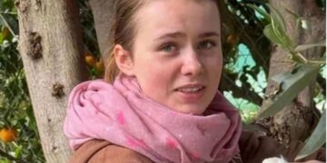 Νέες μαρτυρίες φτάνουν στα χέρια των Αρχών για την 16χρονη Λόρα που έφυγε από το σπίτι της στην Πάτρα, πριν από 8 ημέρες και παραμένει αγνοούμενη. Όπως έγινε γνωστό το βράδυ της Πέμπτης (15/1), η νεαρή κοπέλα φέρεται να εθεάθη σε καφετέρια στη Βάρη. Σύμφωνα με το MEGA, μία κοπέλα που μοιάζει πολύ με την Λόρα, πήγε στην καφετέρια της Βάρης και ζήτησε τον κωδικό του WiFi, μιλώντας αγγλικά. Το κορίτσι έφυγε τρέχοντας από το σημείο, μόλις είδε να μεταδίδεται στην τηλεόραση ένα ρεπορτάζ για την εξαφάνιση. Λίγο αργότερα έφτασε η Αστυνομία. Από το κατάστημα, έχουν παραδώσει στην Αστυνομία το υλικό από τις κάμερες, το οποίο εξετάζεται για να διαπιστωθεί αν πρόκειται όντως για την 16χρονη Λόρα. Από τον Οκτώβριο σχεδίαζε την εξαφάνισή της Όπως προκείπτει από την αστυνομική έρευνα, το νεαρό κορίτσι ήταν αποφασισμένο να φύγει από το σπίτι του καθώς φαίνεται πως σχεδίαζε την εξαφάνισή του από τον περασμένο Οκτώβριο. Καταλλητική ημερομηνία φαίνεται να ήταν η 26η Οκτωβρίου και ένα επεισόδιο στο σπίτι. Αστυνομικές πηγές αναφέρουν πως το παιδί είχε ρωτήσει και το ChatGPT για το πώς να οργανωθεί. Συγκεκριμένα, φέρεται να ρώτησε “Πώς μπορώ να φύγω από το σπίτι χωρίς να δημιουργήσω σύγχυση”.