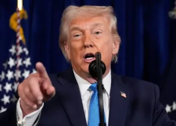 Ο Ντόναλντ Τραμπ απειλεί με δασμούς όσες χώρες δεν συντάσσονται με τα σχέδιά του για τη Γροιλανδία