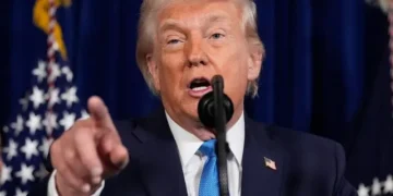 Ο Ντόναλντ Τραμπ απειλεί με δασμούς όσες χώρες δεν συντάσσονται με τα σχέδιά του για τη Γροιλανδία