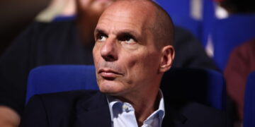 Αστυνομία στο σπίτι του Βαρουφάκη για βίντεο στο οποίο αναφέρεται στη χρήση ecstasy το 1989 – Τι καταγγέλλει το ΜέΡΑ25