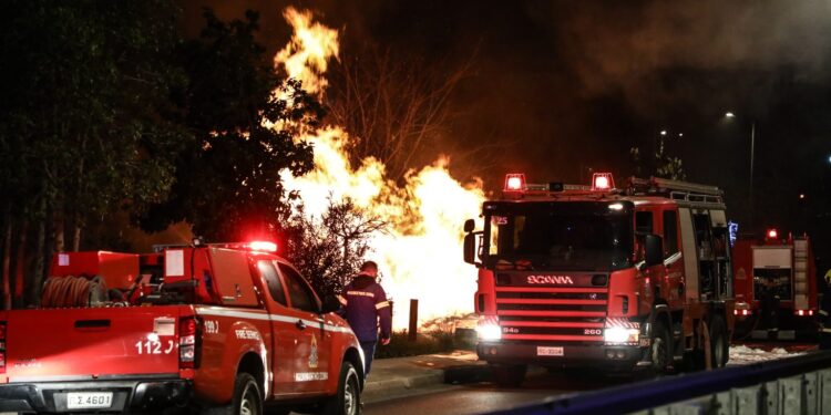 Πυρκαγιά στο Πέραμα – Μήνυμα από το 112 προειδοποιεί για πυκνό καπνό