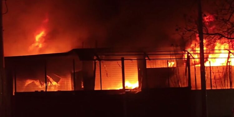 Πυρκαγιά τα χαράματα σε εργοστάσιο πλαστικών στο Μενίδι – Μήνυμα από το 112