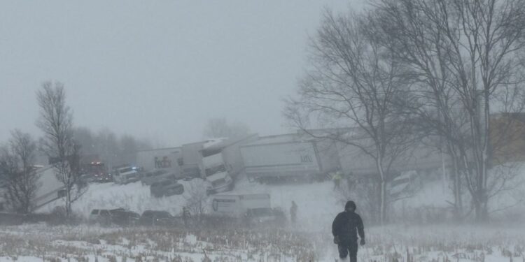 ΗΠΑ: Τεράστια καραμπόλα 100 αυτοκινήτων στο Μίσιγκαν λόγω σφοδρής χιονόπτωσης – Πολλοί τραυματίες