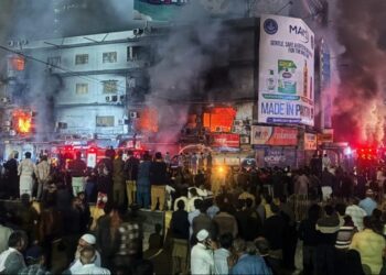 Φωτιά σε εμπορικό κέντρο στο Πακιστάν: Στους 23 ο αριθμός των νεκρών – Δεκάδες αγνοούμενοι