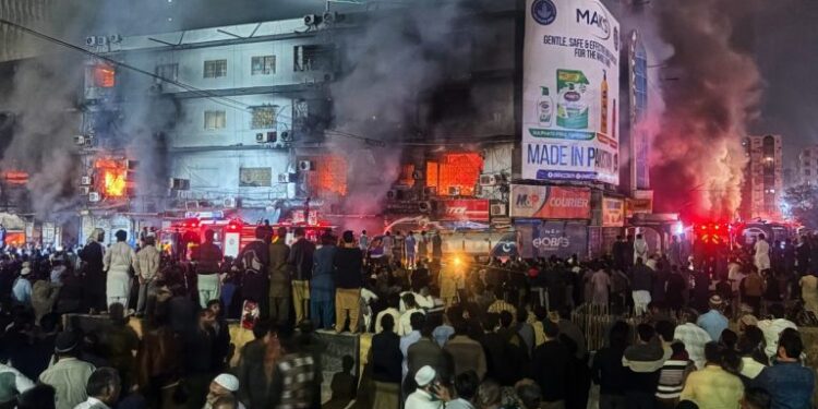 Φωτιά σε εμπορικό κέντρο στο Πακιστάν: Στους 23 ο αριθμός των νεκρών – Δεκάδες αγνοούμενοι