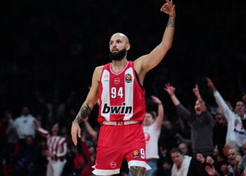 Euroleague: Ο Ολυμπιακός νίκησε την Μακάμπι Τελ Αβίβ με 100-93 και έφτασε στην τρίτη σερί νίκη