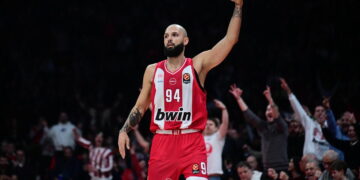 Euroleague: Ο Ολυμπιακός νίκησε την Μακάμπι Τελ Αβίβ με 100-93 και έφτασε στην τρίτη σερί νίκη