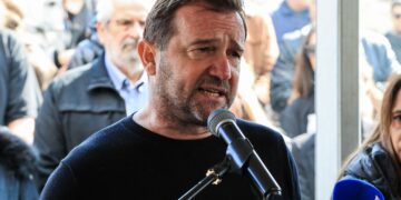 Νίκος Πλακιάς κατά Γεωργιάδη: «Στην Ισπανία ψάχνουν ακόμα επιζώντες, εσείς μπαζώσατε»