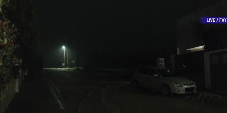 Νεκρή 56χρονη πεζή στην Άνω Γλυφάδα από αυτοκίνητο που παρασύρθηκε από τα νερά και έπεσε πάνω της