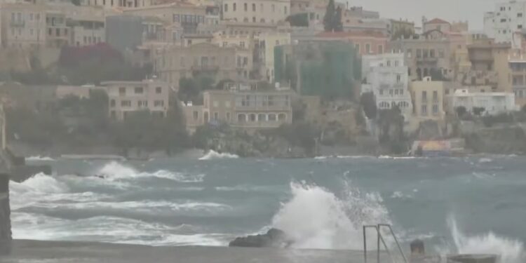 Κακοκαιρία στη Σύρο: Ο άνεμος ξήλωσε το σκέπαστρο της κερκίδας στο γήπεδο της Ερμούπολης