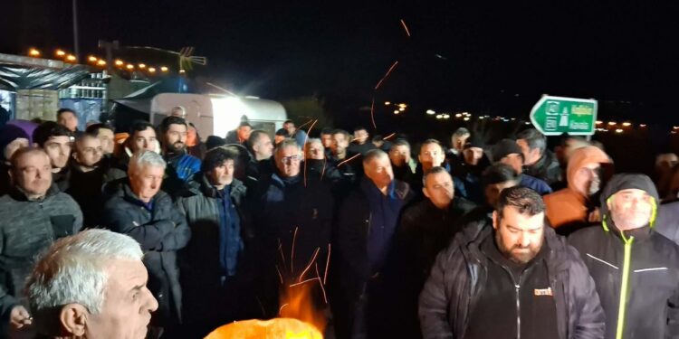 Αγροτικές κινητοποιήσεις: Αποχωρούν τα τρακτέρ από το μπλόκο στα Κερδύλια Σερρών