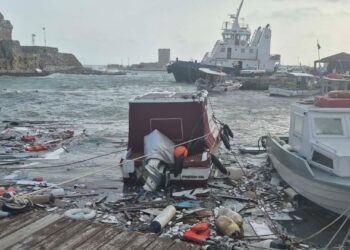 Κακοκαιρία στη Ρόδο: Πέντε αλιευτικά σκάφη βυθίστηκαν στην περιοχή της «Κολώνας» λόγω των θυελλωδών ανέμων