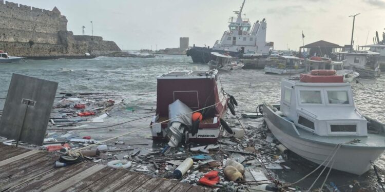 Κακοκαιρία στη Ρόδο: Πέντε αλιευτικά σκάφη βυθίστηκαν στην περιοχή της «Κολώνας» λόγω των θυελλωδών ανέμων