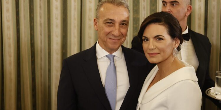 Αντιπαράθεση κυβέρνησης-αντιπολίτευσης για τη διάταξη για τη συνεπιμέλεια που χρησιμοποίησε η Όλγα Κεφαλογιάννη