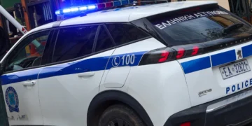 Κόρινθος: Νεαροί έκλεψαν τσάντα γυναίκας από το ΙΧ της και έκαναν αγορές με τις κάρτες της - Συνελήφθησαν μετά από 1 ώρα