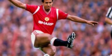 Απίστευτη απάτη στη Ζάκυνθο: Άνδρας ζούσε επί χρόνια παριστάνοντας τον θρύλο της Μάντσεστερ Γιουνάιτεντ Ρεμί Μόουζες – Όλα αποκαλύφθηκαν με τον θάνατό του