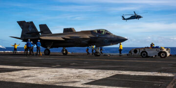 Επικίνδυνη κλιμάκωση στη Μέση Ανατολή: Ο Τραμπ στέλνει «αρμάδα», το Ιράν προειδοποιεί