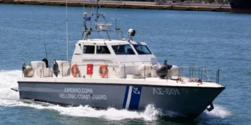 Ναυάγιο στην Ικαρία: Εντοπίστηκαν χωρίς τις αισθήσεις τους ένα αγοράκι και μία γυναίκα