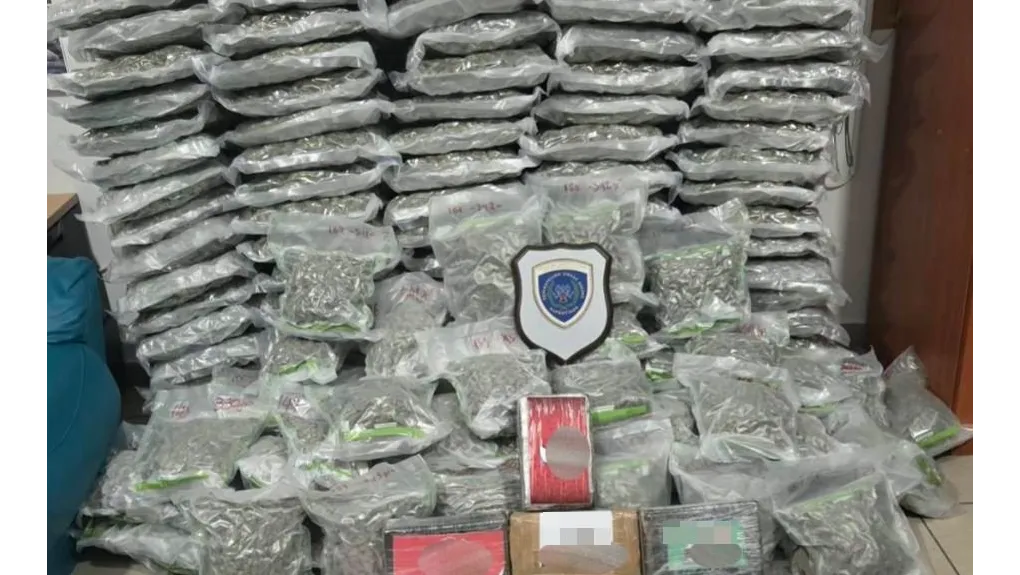 Εντοπίστηκαν 45 κιλά κοκαΐνης κρυμμένα σε φορτηγό - Συνελήφθη ο οδηγός και ακόμη ένα άτομο που πήγε να παραλάβει τα ναρκωτικά