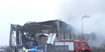 Τρίκαλα: Πυρκαγιά στο εργοστάσιο της «Βιολάντα» - Πληροφορίες για αγνοούμενους και τραυματίες