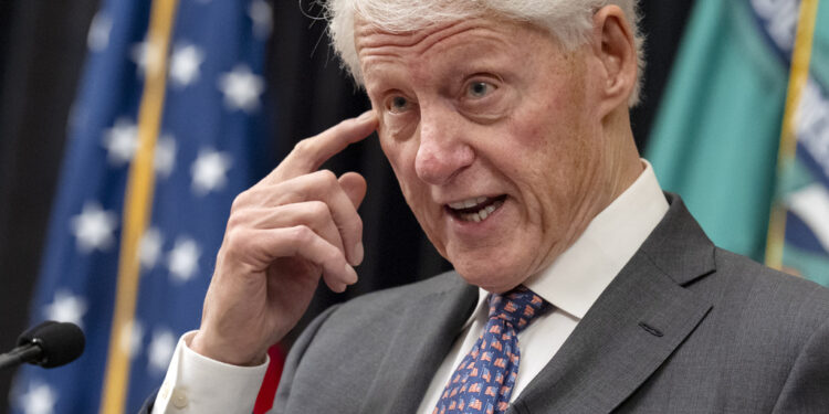 Ο Μπιλ Κλίντον καταδικάζει τους θανάτους από πυρά αστυνομικών στη Μινεάπολη - Καλεί τους πολίτες να «ορθώσουν το ανάστημά τους»