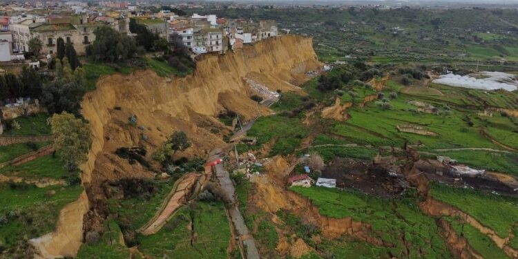 Μεγάλη κατολίσθηση στη Σικελία – Πάνω από 1.000 κάτοικοι αναγκάστηκαν να εγκαταλείψουν τα σπίτια τους