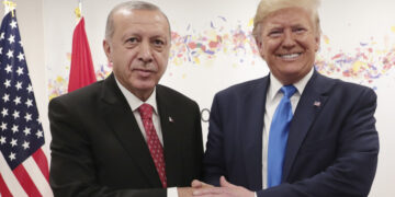 Νέα τηλεφωνική επικοινωνία ανάμεσα σε Τραμπ και Ερντογάν για διμερείς σχέσεις, τις εξελίξεις στη Συρία και κρίσιμα περιφερειακά ζητήματα