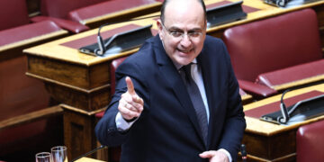 Ένταση με τις δηλώσεις Λαζαρίδη στη Βουλή: «Το ΠΑΣΟΚ «γκριζάρισε» τα Ίμια»