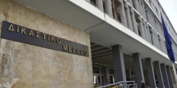 Το Αυτόφωρο Μονομελές Πλημμελειοδικείο Θεσσαλονίκης επέβαλε ποινή δύο ετών και αφαίρεση διπλώματος στην 24χρονη οδηγό που έπεσε πάνω σε 15 σταθμευμένα αυτοκίνητα στην Τούμπα