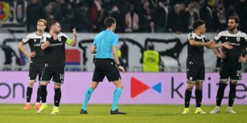 Europa League: Ο ΠΑΟΚ, με δέκα παίκτες, πάλεψε αλλά έχασε στη Γαλλία από τη Λιόν με 4-2