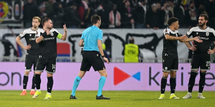 Europa League: Ο ΠΑΟΚ, με δέκα παίκτες, πάλεψε αλλά έχασε στη Γαλλία από τη Λιόν με 4-2