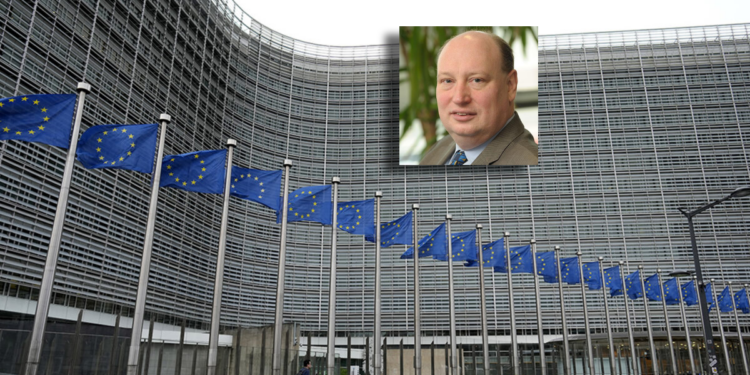 Νέο σκάνδαλο στην Κομισιόν – Υψηλόβαθμο στέλεχος απολύθηκε επειδή δωροδοκήθηκε από το Κατάρ