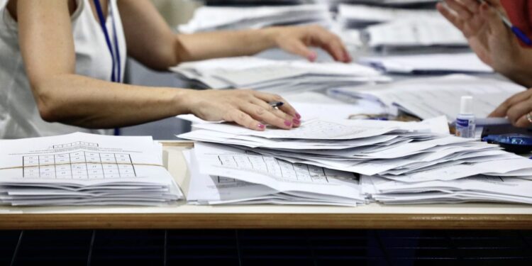 Σε δημόσια διαβούλευση από την Παρασκευή (30/01), το σχέδιο νόμου του Υπουργείου Εσωτερικών για την επιστολική ψήφο των αποδήμων