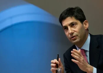 ΗΠΑ: Ο Ντόναλντ Τραμπ προτείνει τον Κέβιν Γουόρς για την θέση του νέου προέδρου της Ομοσπονδιακής Τράπεζας (FED)