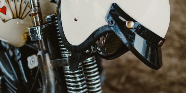 Αναβαθμίζοντας την Εμπειρία Οδήγησης: Η Σημασία των Αξεσουάρ Μηχανής