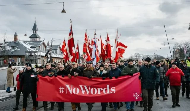 Δανία: Σιωπηλή πορεία διαμαρτυρίας στην Κοπεγχάγη από 10.000 Δανούς βετεράνους για τις προσβλητικές δηλώσεις του Τραμπ σχετικά με τη συμμετοχή των στρατιωτών του ΝΑΤΟ στο Αφγανιστάν