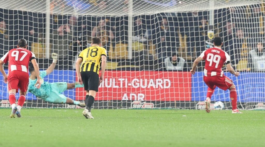 Super League: Με πέναλτι του Ταρέμι στο 90+16΄ ο Ολυμπιακός πήρε ισοπαλία 1-1 από την ΑΕΚ στην "Allwyn Arena"