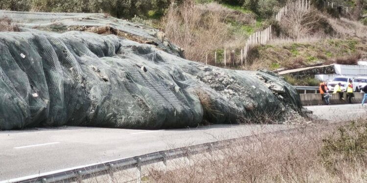 Μεγάλη κατολίσθηση στην Ιόνια οδό – Κλειστός ο δρόμος και στα δύο ρεύματα κυκλοφορίας