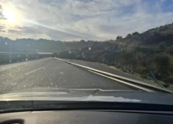 Χίος: Τεράστιος βράχος αποκολλήθηκε μετά από κατολίσθηση και έπεσε στον δρόμο στην περιοχή του Σαραπιού