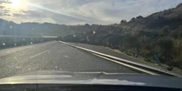 Χίος: Τεράστιος βράχος αποκολλήθηκε μετά από κατολίσθηση και έπεσε στον δρόμο στην περιοχή του Σαραπιού