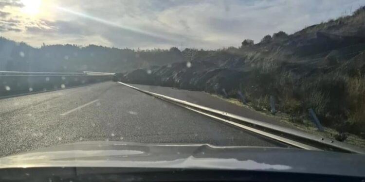 Χίος: Τεράστιος βράχος αποκολλήθηκε μετά από κατολίσθηση και έπεσε στον δρόμο στην περιοχή του Σαραπιού