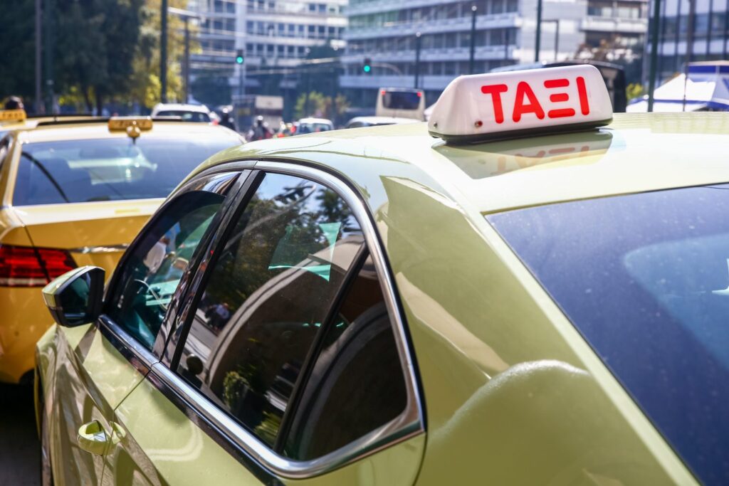 Λάρισα: Νέα ληστεία οδηγού ταξί – Τον έπιασαν από το λαιμό και του άρπαξαν 200 ευρώ